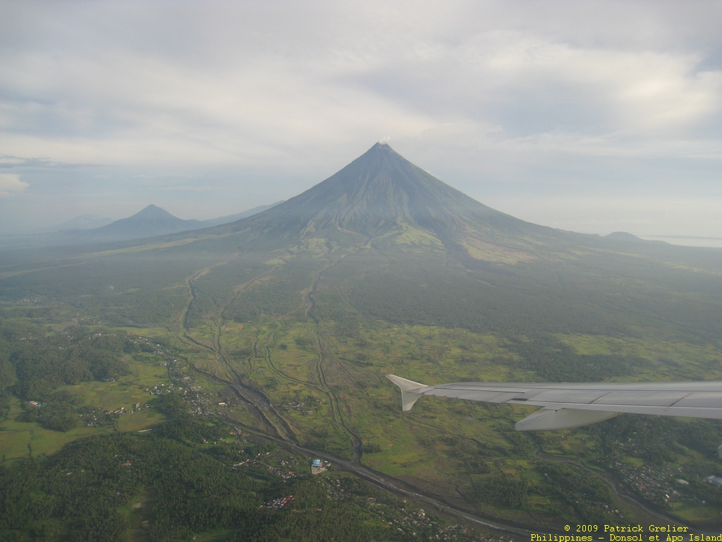 09-Phlppns-001.jpg - le volcan Mayon vu avant l'atterrissage � Legazpi.