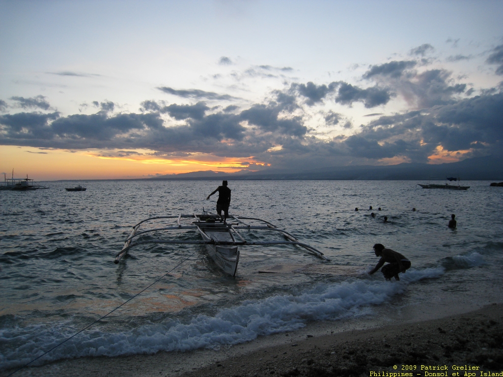 09-Phlppns-043.jpg - pirogue � balancier sur la plage d'Apo Island.