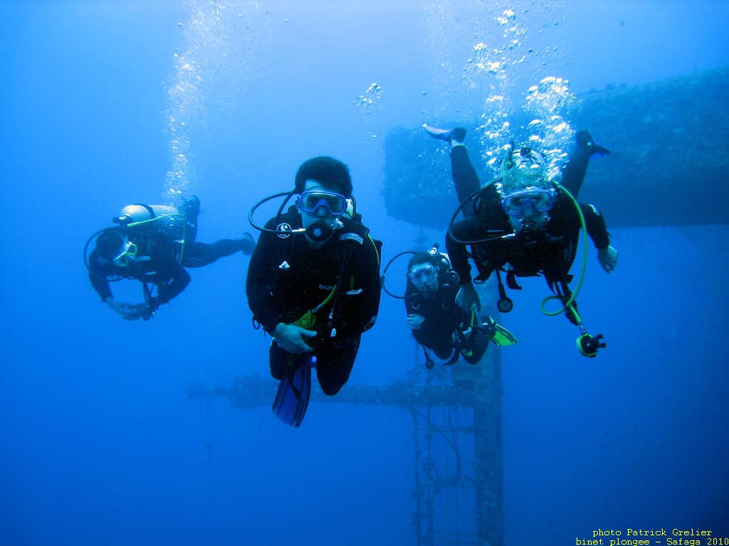 10-Safaga-014.jpg - en arrière plan la cheminée babord du Salem Express.